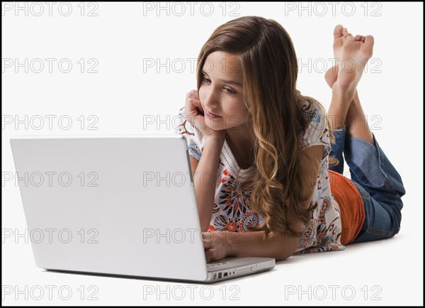 Young girl using laptop. Photographe : Mike Kemp