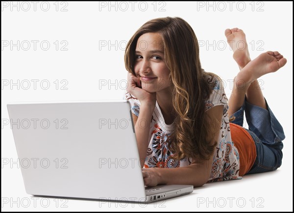 Young girl using laptop. Photographe : Mike Kemp