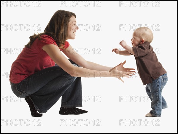 Toddler learning to walk. Photographe : Mike Kemp