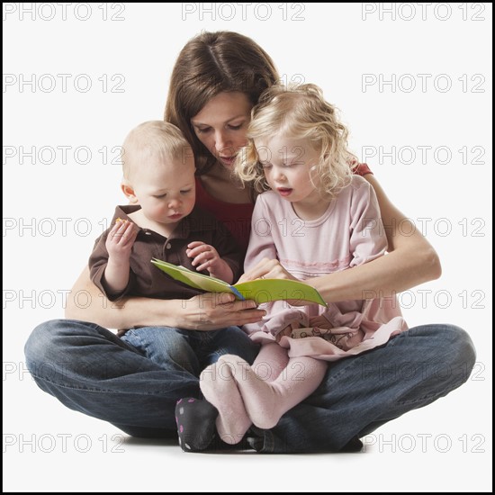 Mother reading to her children. Photographe : Mike Kemp