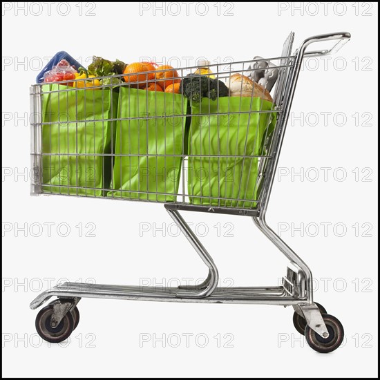 Grocery cart full of bags of groceries. Photographe : Mike Kemp
