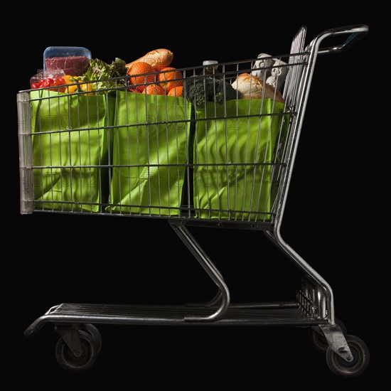 Grocery cart full of bags of groceries. Photographe : Mike Kemp