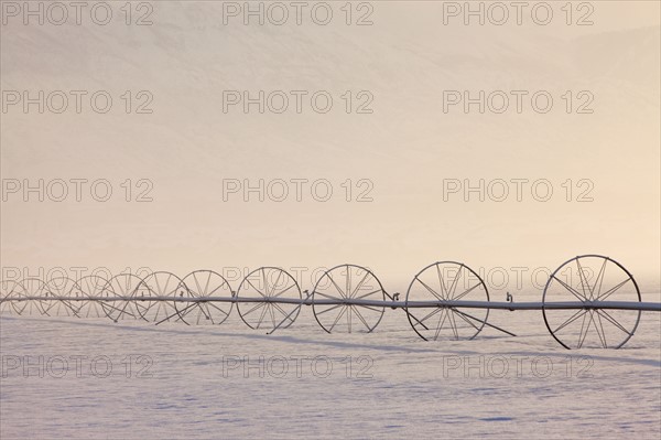 Irrigation equipment on a snow covered field. Photographe : Mike Kemp