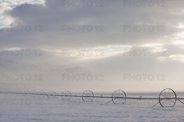 Irrigation equipment on a snow covered field. Photographe : Mike Kemp