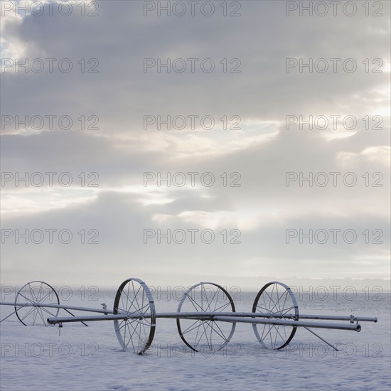 Irrigation equipment on a snow covered field. Photographe : Mike Kemp