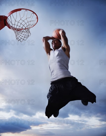 Basketball player jumping. Photographe : Mike Kemp