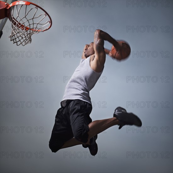 Basketball player jumping. Photographe : Mike Kemp