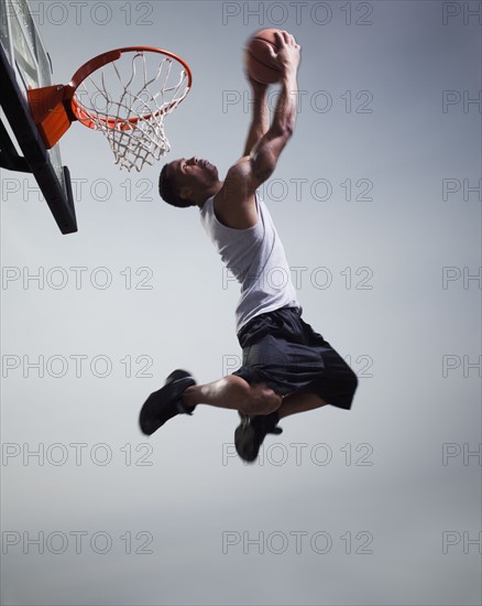Basketball player jumping. Photographe : Mike Kemp