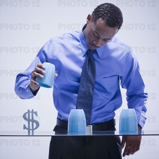 Businessman playing game of chance. Photographe : Mike Kemp