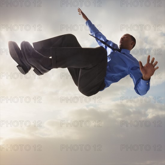 Businessman falling from the sky. Photographe : Mike Kemp