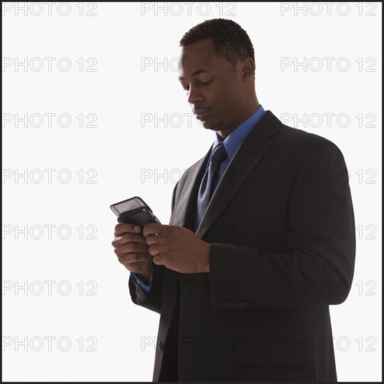 Businessman texting. Photographe : Mike Kemp