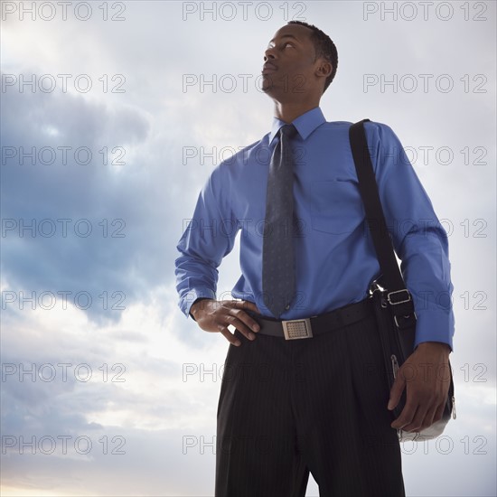 Businessman looking up to the sky. Photographe : Mike Kemp