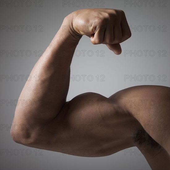 Flexed muscular arm. Photographe : Mike Kemp