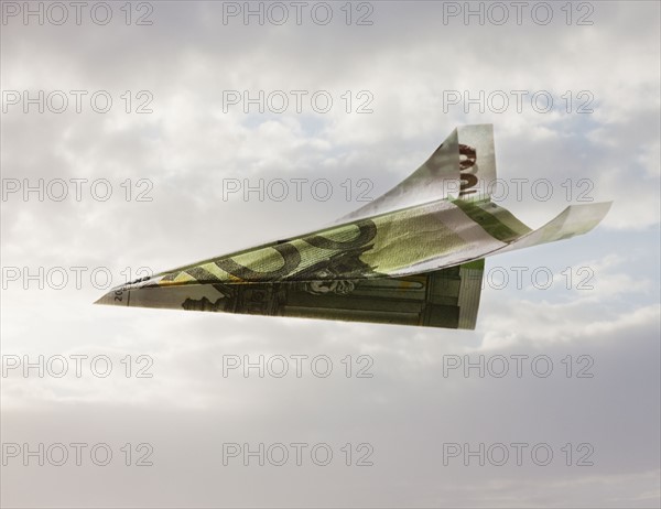 Paper airplane made out of money. Photographe : Mike Kemp