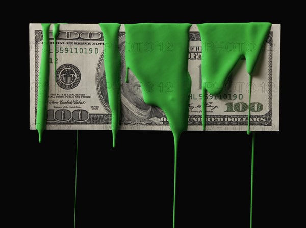 American currency covered in green paint. Photographe : Mike Kemp