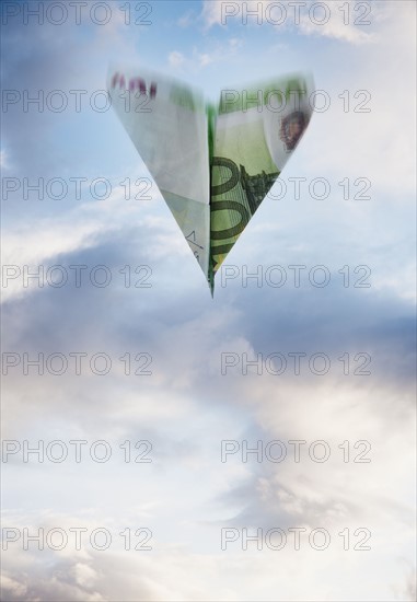 Paper airplane made out of money. Photographe : Mike Kemp