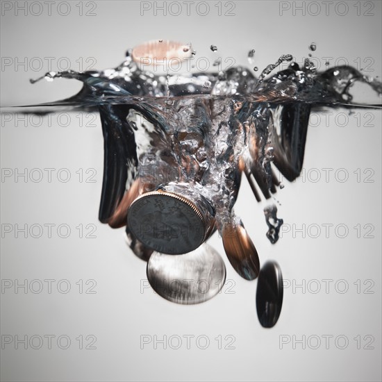 Coins splashing in water. Photographe : Mike Kemp