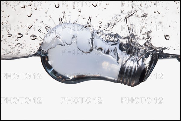 Light bulb floating in water. Photographe : Mike Kemp