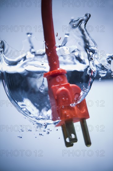 Electrical plug in water. Photographe : Mike Kemp