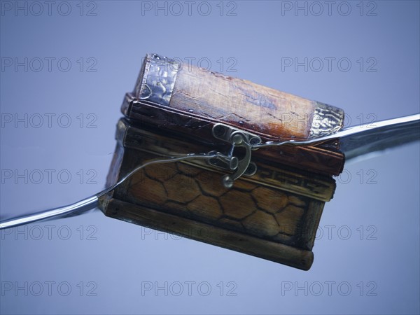 Treasure chest sinking in water. Photographe : Mike Kemp