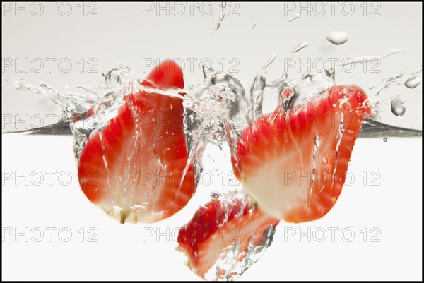 Strawberries in water. Photographe : Mike Kemp