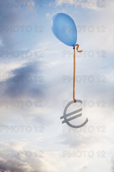 Balloon tied to a euro symbol. Photographe : Mike Kemp