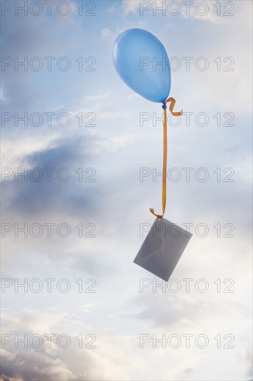 Balloon tied to an envelope. Photographe : Mike Kemp