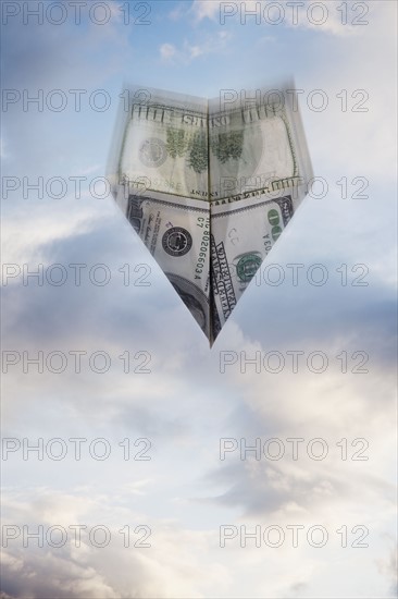 Paper airplane made out of money. Photographe : Mike Kemp