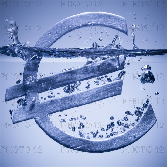 Euro symbol sinking in water. Photographe : Mike Kemp