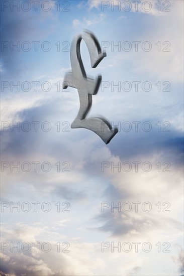 British pound symbol floating amongst the clouds. Photographe : Mike Kemp