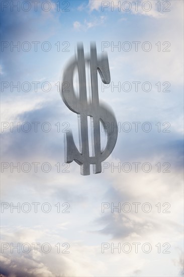 Dollar symbol floating amongst the clouds. Photographe : Mike Kemp