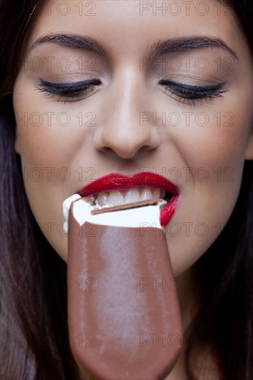 Woman with a huge tongue. Photographe : RTimages