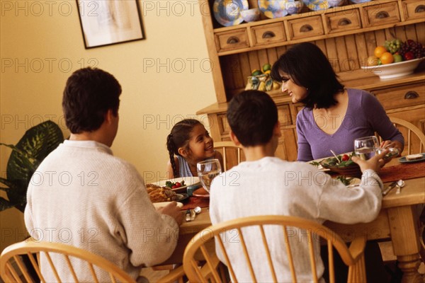 Family eating dinner together. Photographe : Rob Lewine