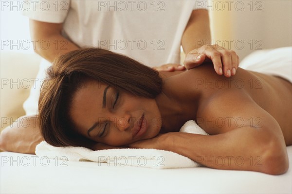 Woman having a massage. Photographe : Rob Lewine