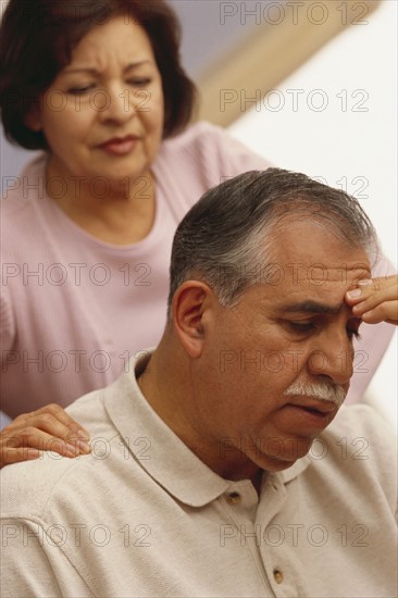 Woman comforting a man with a headache. Photographe : Rob Lewine