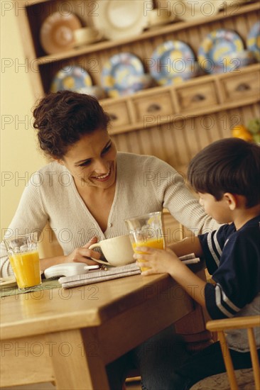 Mother and son eating breakfast together. Photographe : Rob Lewine