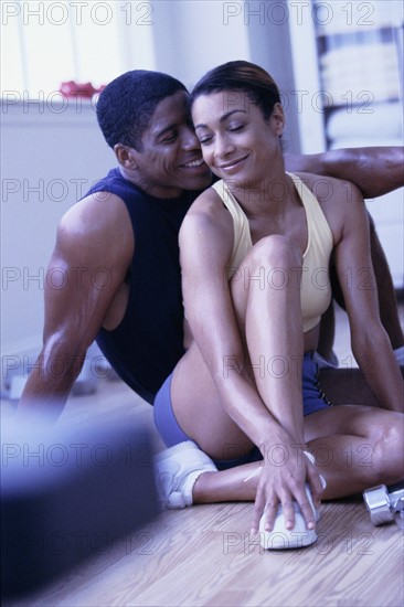 Couple relaxing after exercising. Photographe : Rob Lewine