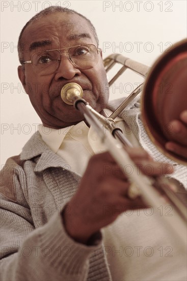 Man playing the trombone. Photographe : Rob Lewine