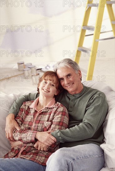 Couple relaxing on couch. Photographe : Rob Lewine