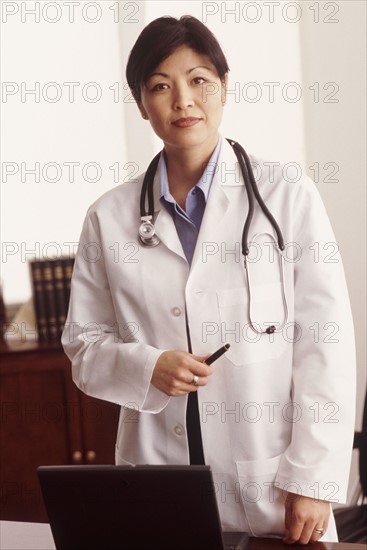 Doctor in her office. Photographe : Rob Lewine
