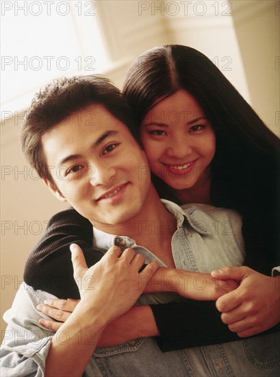 Couple embracing. Photographe : Rob Lewine