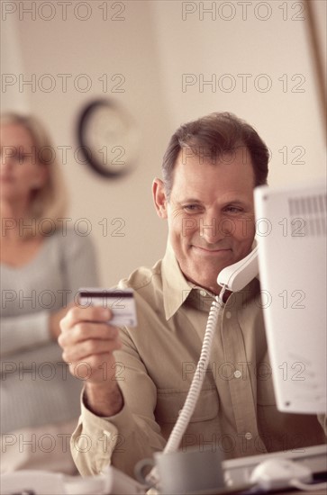 Man making a credit card purchase. Photographe : Rob Lewine
