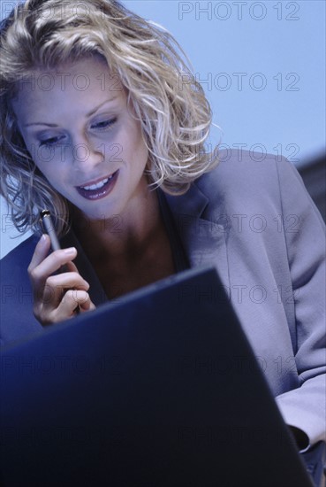 Woman working on computer. Photographe : Rob Lewine