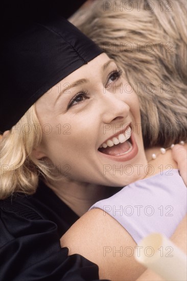 Graduate embracing her mother. Photographe : Rob Lewine