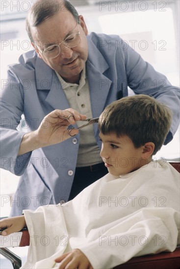 Young boy getting a haircut. Photographe : Rob Lewine