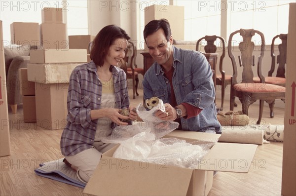 Couple unpacking together. Photographe : Rob Lewine