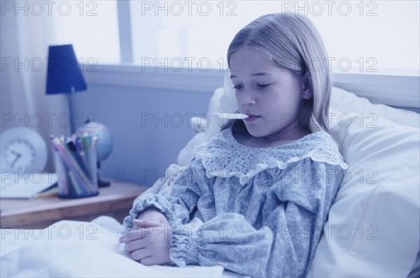 Young girl sick in bed. Photographe : Rob Lewine