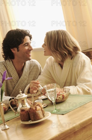 Couple eating breakfast together. Photographe : Rob Lewine