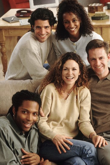 Portrait of young people socializing at a party. Photographe : Rob Lewine