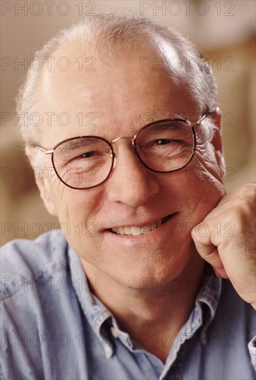 Portrait of a man wearing glasses. Photographe : Rob Lewine